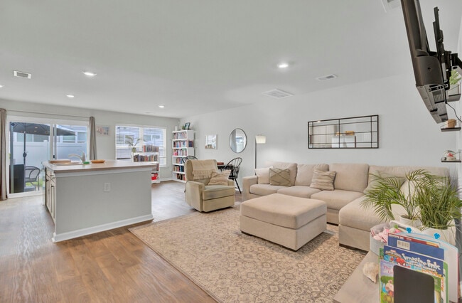 Photo - 102 Rosefield Ct