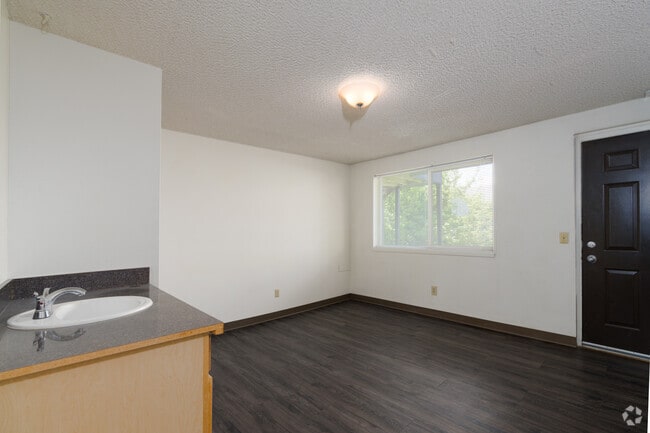 3BR, 1.5BA - 580SF - Living Room - College Crest