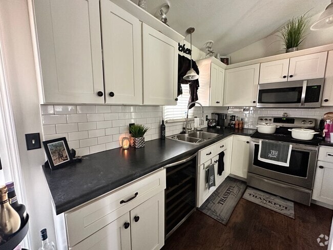 Building Photo - 3 bedroom, 2 Full Bathroom Single Family H... Rental