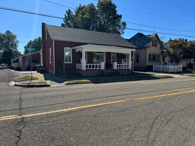 Building Photo - 3 Bedroom 1 Bath