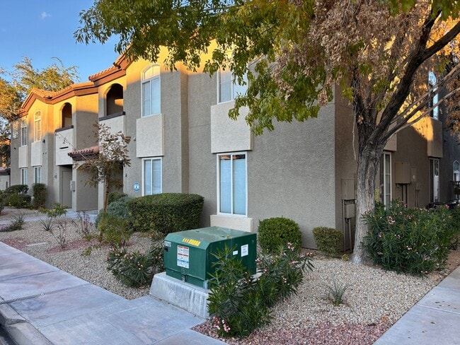 Building Photo - Fully Furnished 2 Bedroom 1 Story Condo