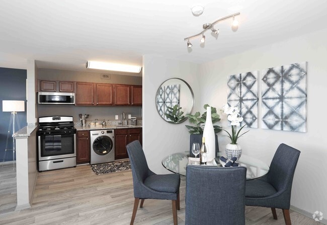 2BR, 1BA - 1,005 SF - The Square at 511