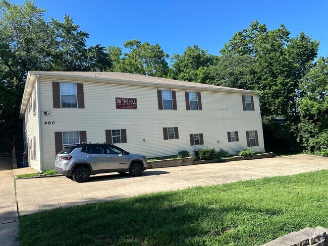 Building Photo - Available Now! 1 Bedroom, 1 Bathroom groun... Rental