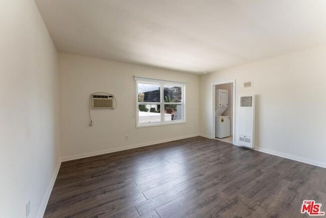 10708 1/2 Moorpark Street Unit