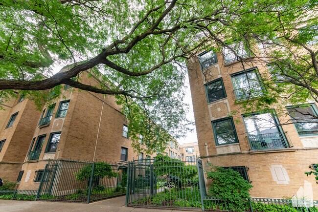 Building Photo - 7025.5 N Sheridan Rd Rental