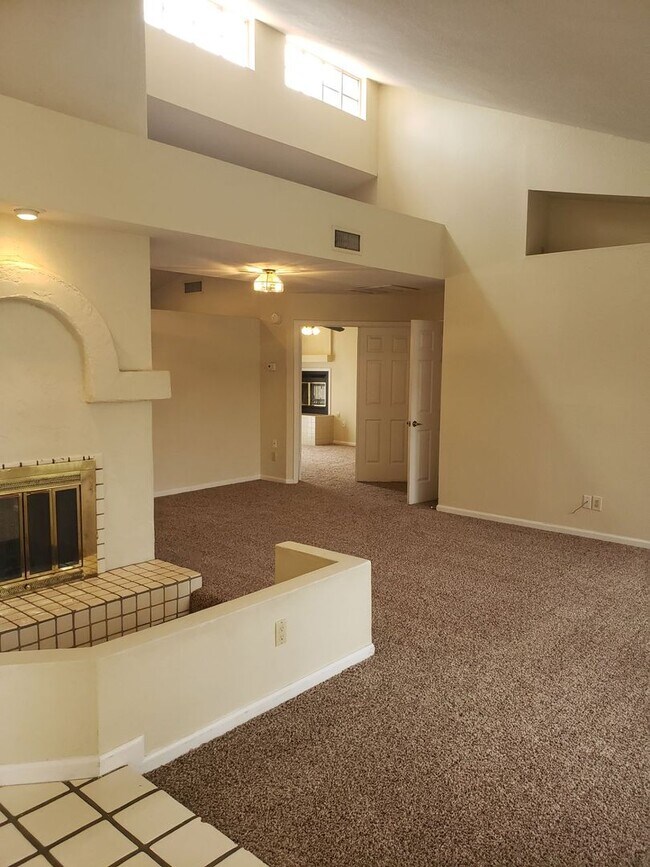 Photo - 837 N Oak Ct