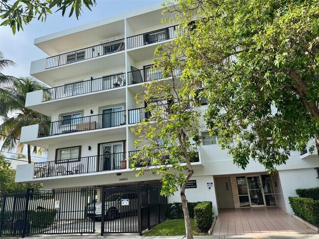 Photo - 1900 Meridian Ave Condo Unit 301