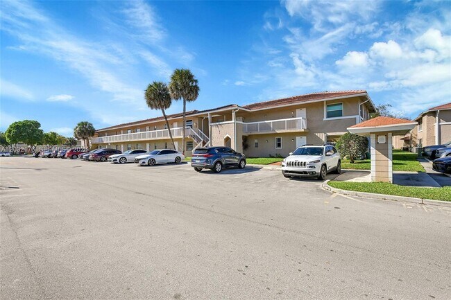 Building Photo - 906 Twin Lakes Dr Unit 8-J