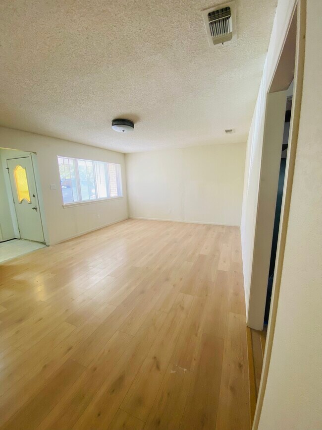 Photo - 815 S Roy Reynolds Dr