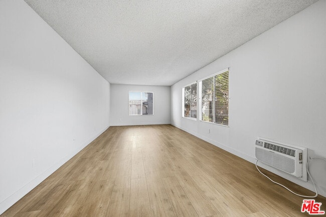 Photo - 1352 S Carmelina Ave Unidad 209