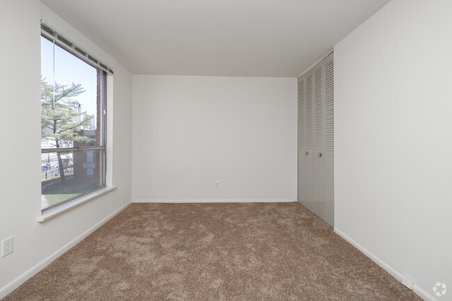 2 Bedroom - Primary - 170 Lakeside Apartments