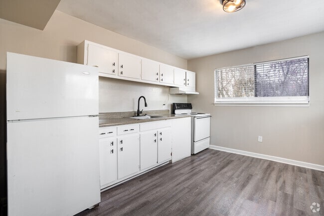 1BR, 1BA - 645SF - Kitchen