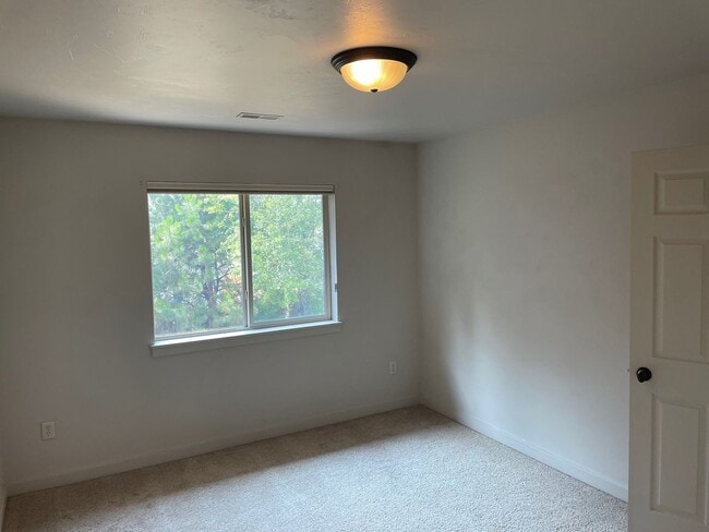 Building Photo - Great Townhouse with a nice yard!