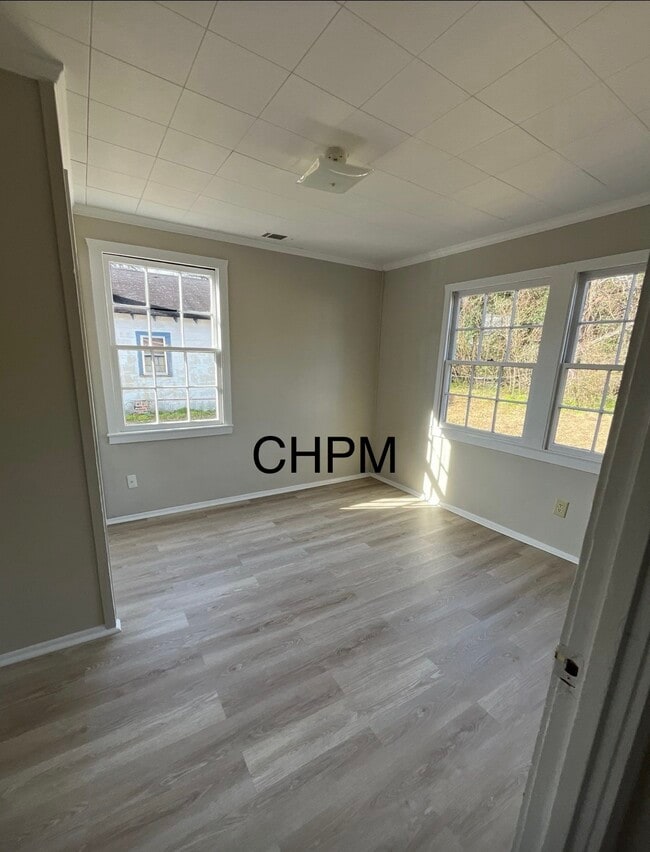 Photo - 327 E Bond St