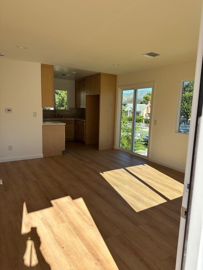 Building Photo - Florence 135-137 Unit 137