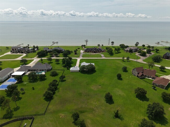 Photo - 9035 Point Dr