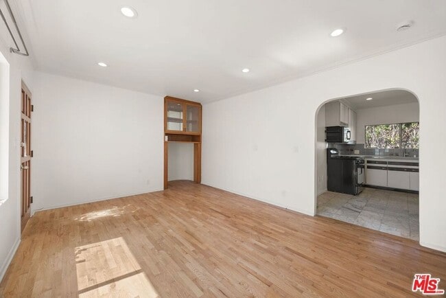 Building Photo - 1538 N Mariposa Ave