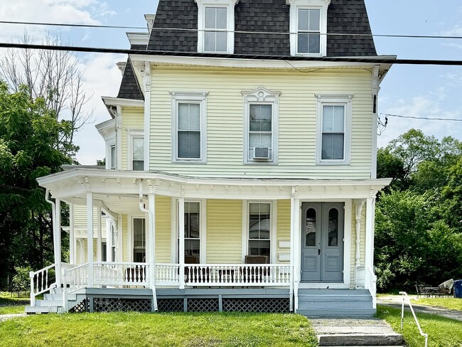 Building Photo - 117 Bridge St Unit #3