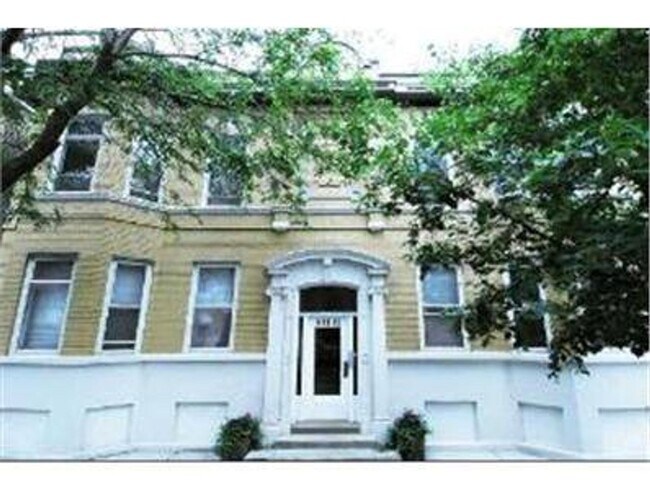 Light Filled Spacious 2 Bedroom Condo in L... - Light Filled Spacious 2 Bedroom Condo in L...
