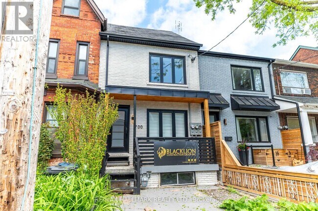 Photo - 700 Adelaide St W