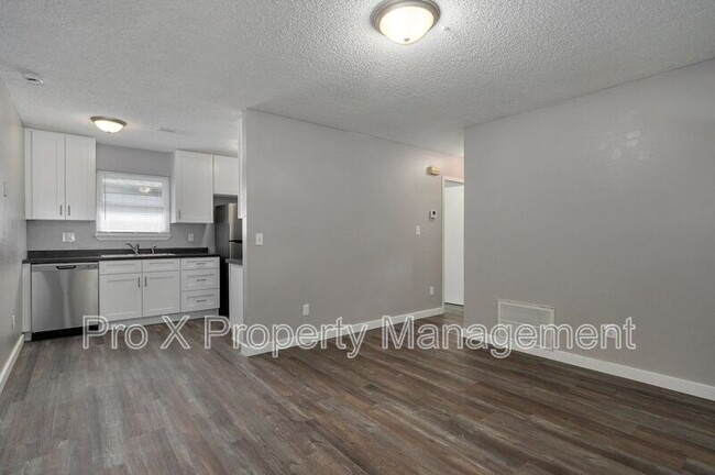 Building Photo - 1050 W Elm St Unit B Rental