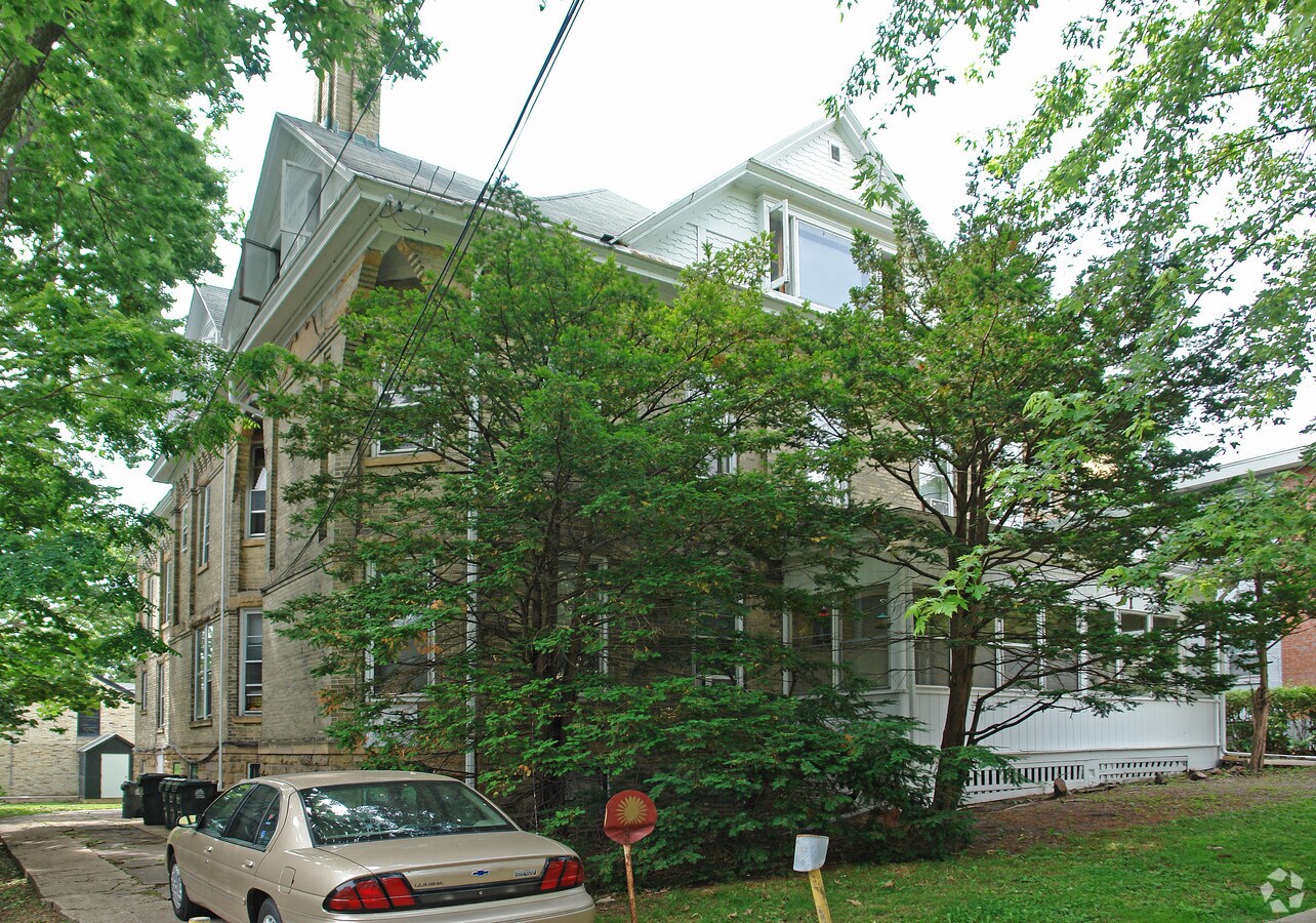 Photo - 121 E Gilman St