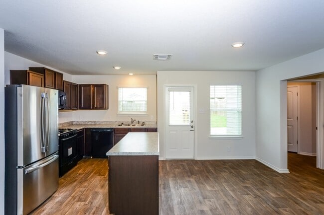 Photo - 9807 Spotted Rose