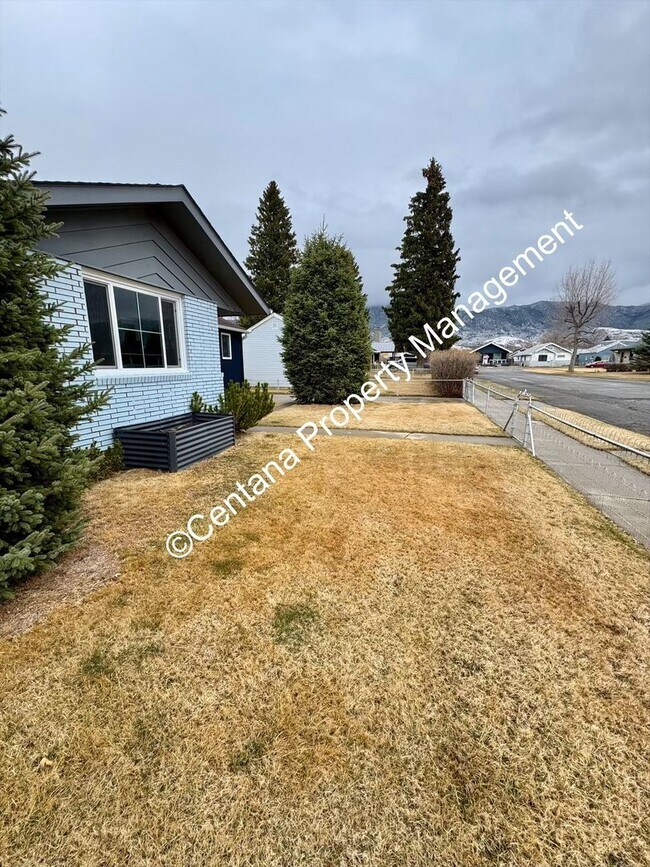 Photo - 2 Bedroom one Bath with large Yard located on the flats.