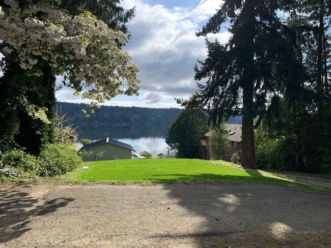 Building Photo - Illahee6056 Unit A