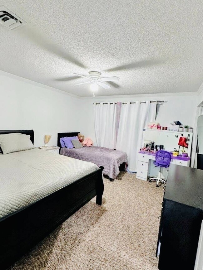 Photo - 130 Cypress Way W