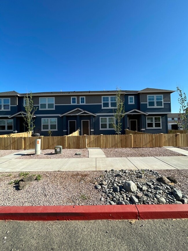 Building Photo - Town Home in NW Redmond's Canyon Ridge