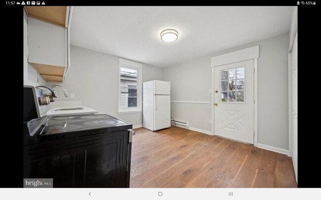 Kitchen - 627 George St Unit 2