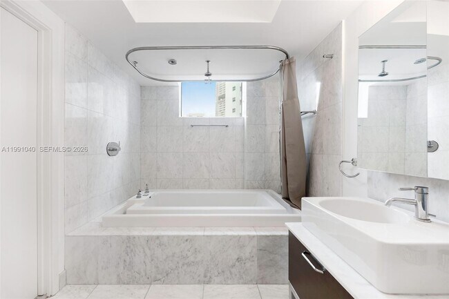 Photo - 218 SE 14th St Unit 1007