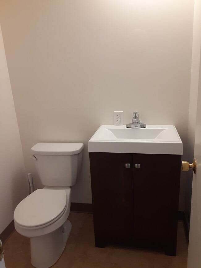 Piso principal 1/2 baño - 80 S Roanoke Ave Unidad 82