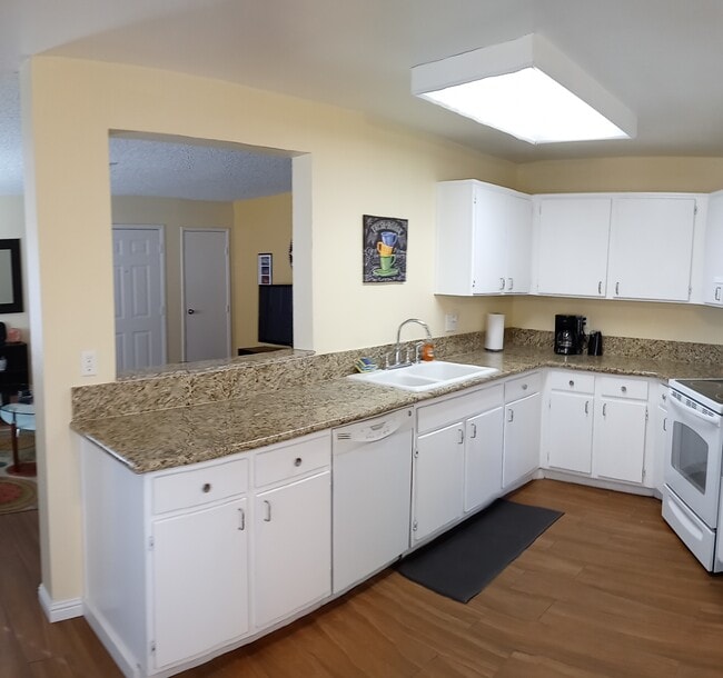 Cocina - 5151 Pioneer Ave Unidad Pioneer Condo