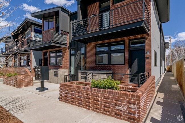Building Photo - Like New Townhome Available Now-Denver