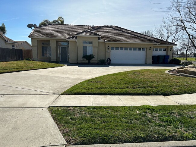 Spacious home in Lemoore - Spacious home in Lemoore