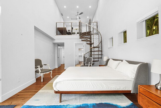 Master bedroom - 150 NE 50th Ter