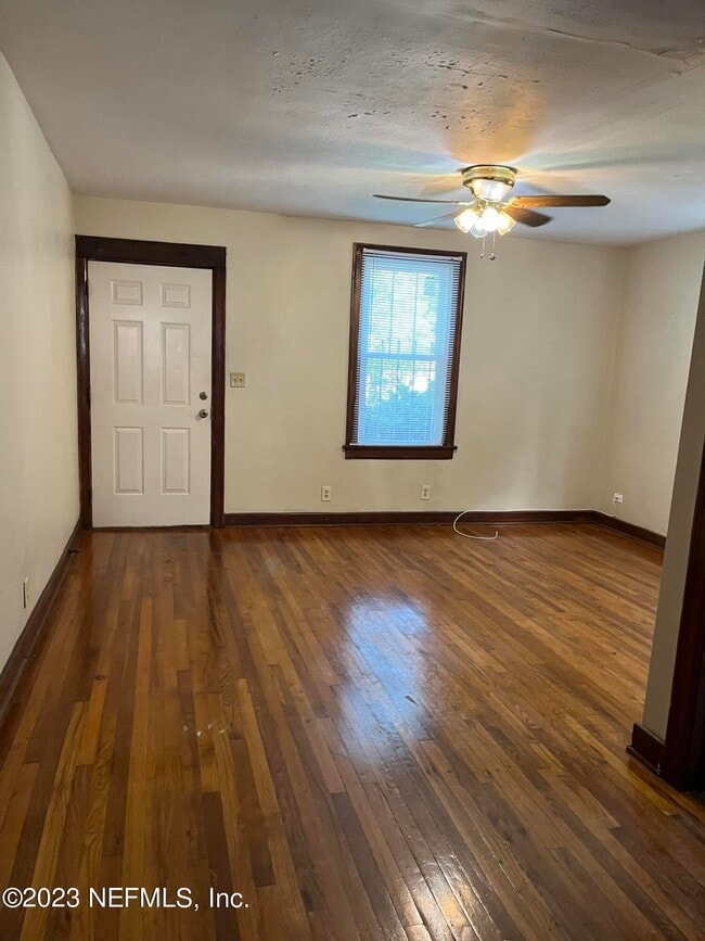 Photo - 825 Goodwin St