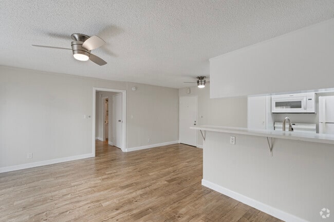 1 habitación, 1 baño, 800 pies cuadrados, sala de estar - 257 S Manhattan Pl