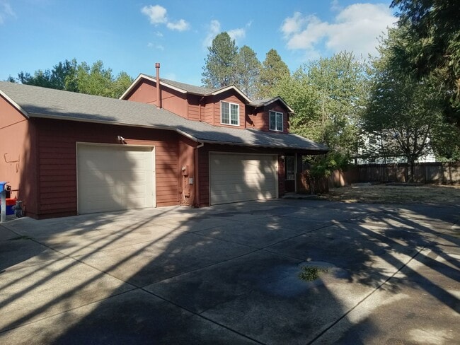 Building Photo - Milwaukie home- 3 bedroom 2.5 bath home wi...