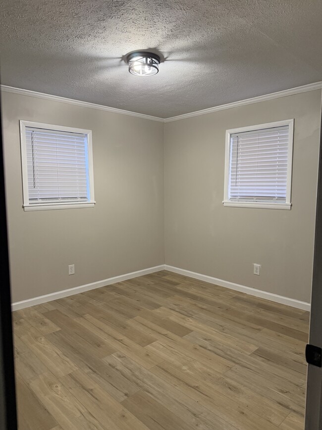 Photo - 2559 St Clair St