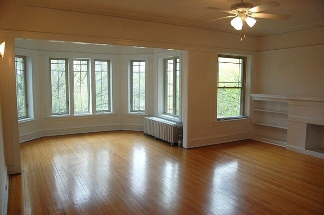 Photo - 1700 W Touhy Ave