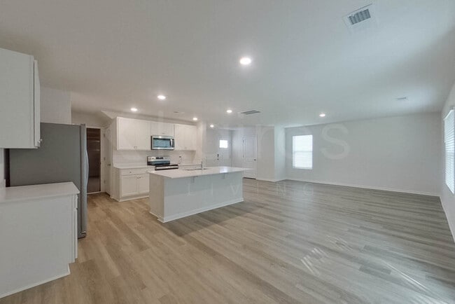 Photo - 108 Overstreet Way