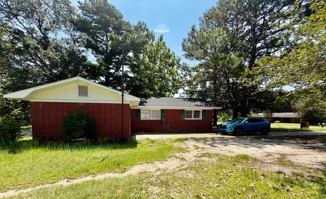 Building Photo - 4 Bed/2 Bath Brick Home
