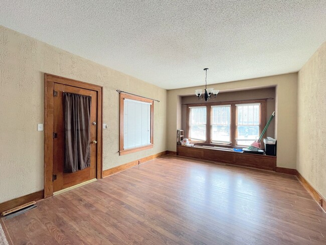 Photo - Spacious 3 bedroom home with finished base...