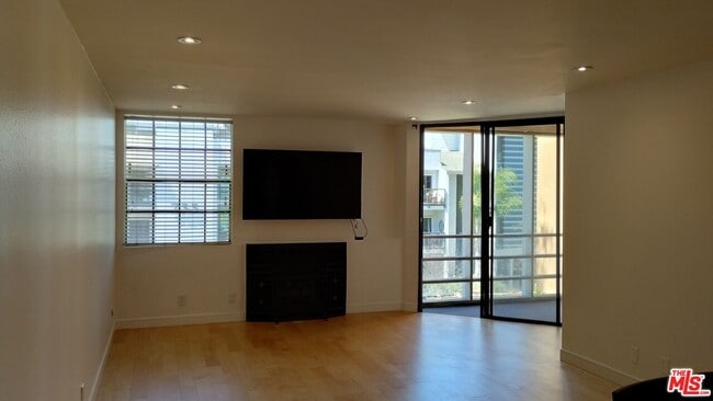 Photo - 740 Kings Rd Unidad 224