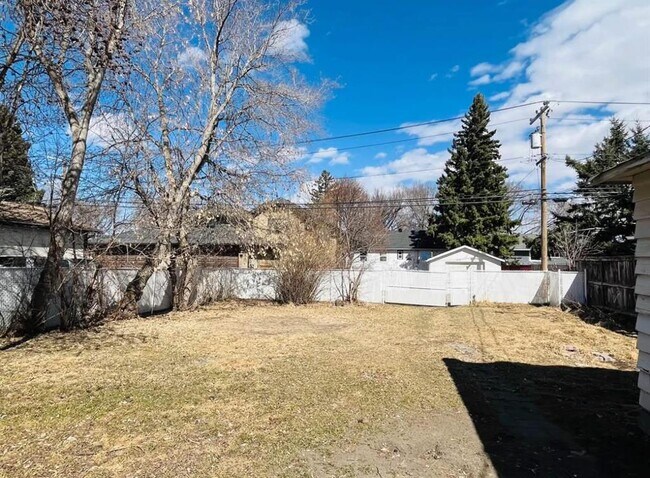 Photo - 428 32 Ave NW