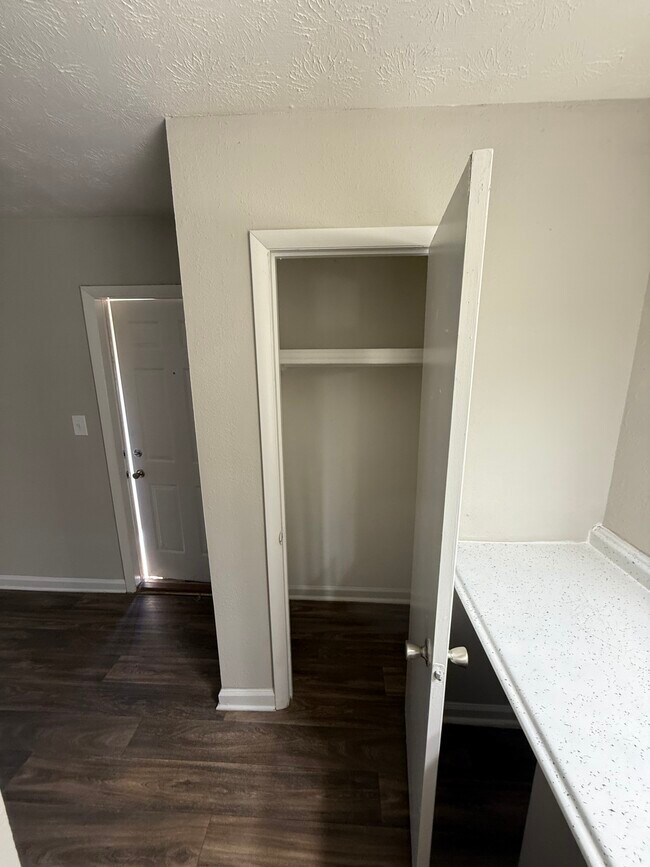 Armario de baño del estudio - Brentwood Apartments