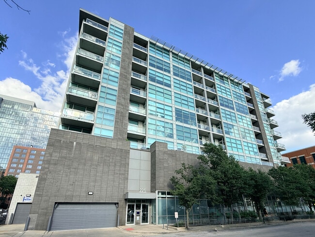 Building Photo - 225 S Sangamon St Unit 310